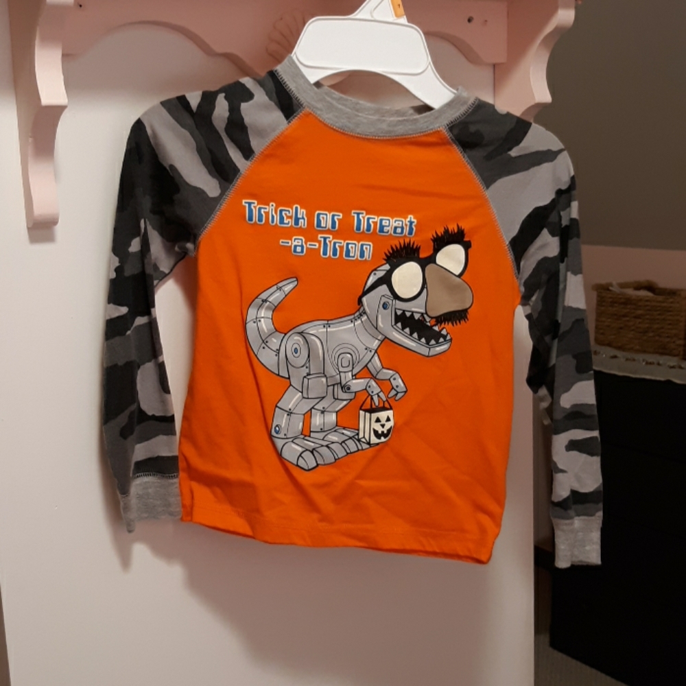 Adorable long sleeve shirt.